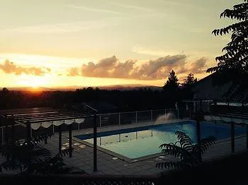 Сasa de vacaciones Mont Bouquet Lodge-résidence Hôtelière